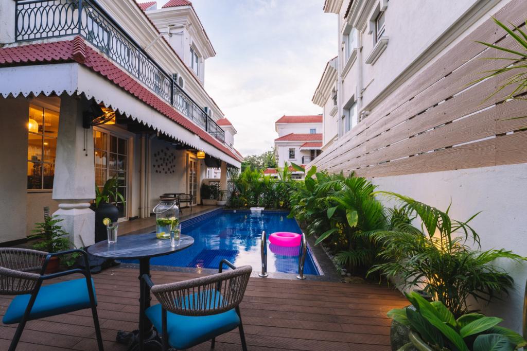 Rubina House, Goa by Kernig Krafts, Jodhpur Elevate your interior with Kernig Krafts' custom-finished wood console. Crafted with precision in the Jodhpur tradition of bespoke indoor furniture, this console is a fusion of style and functionality. Whether for your café, restaurant, or bar, it adds a touch of sophistication to any space. Experience the artistry of Jodhpur's bespoke furniture with Kernig Krafts.