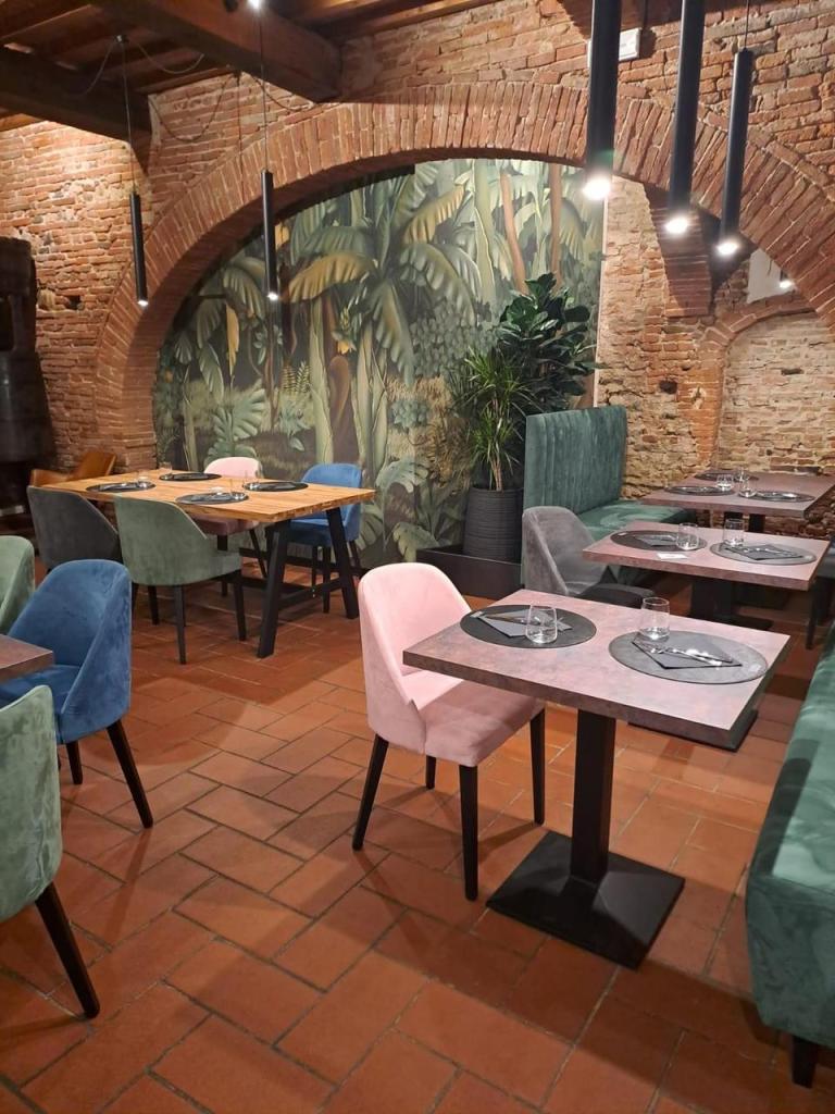 Prayana Hotel, Kochi by Kernig Krafts, Jodhpur Elevate your space with Kernig Kraft's exquisite bespoke furniture, where elegance meets functionality in every piece. Our table & chairs, adorned with luxurious upholstery embody the perfect blend of sophistication and durability.