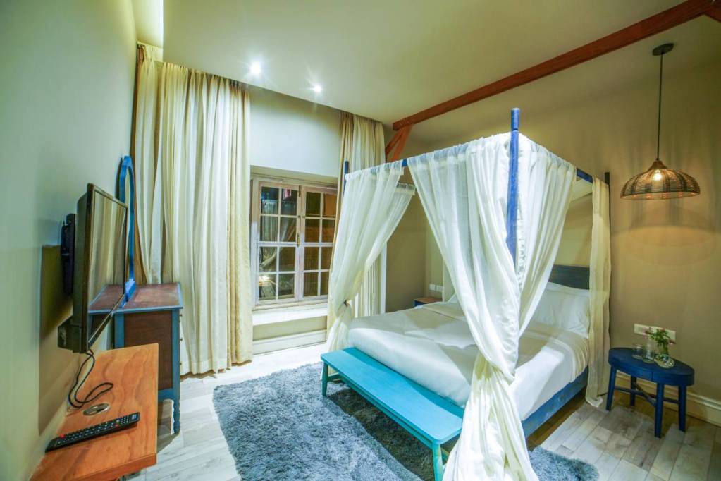 Rustic look custom hotel furniture with four poster bed ,sideboard with mirror , bedside table manufactured for Meraki Maison , Ooty Tamil Nadu by kernig krafts jodhpur